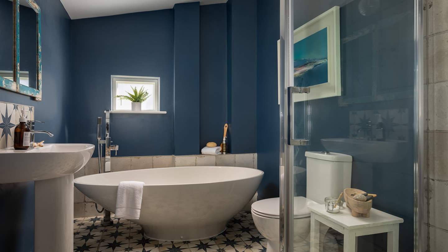 The oh-so-romantic en suite with bath and separate shower