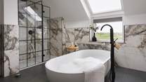 Oh-so-romantic, we're in love with this incredible bath tub for two