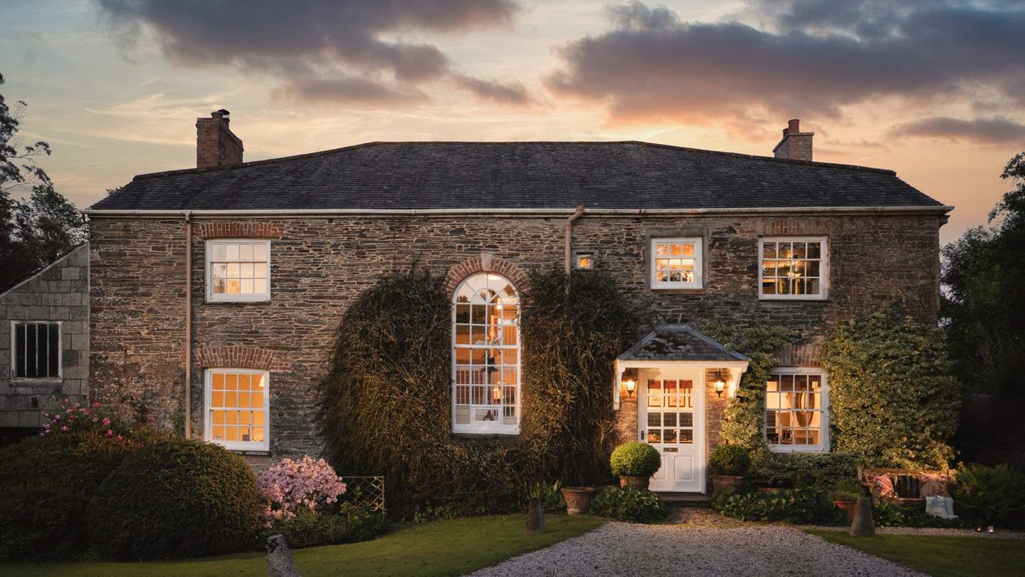 Lemail House is enchanting under peachy hued skies... 
