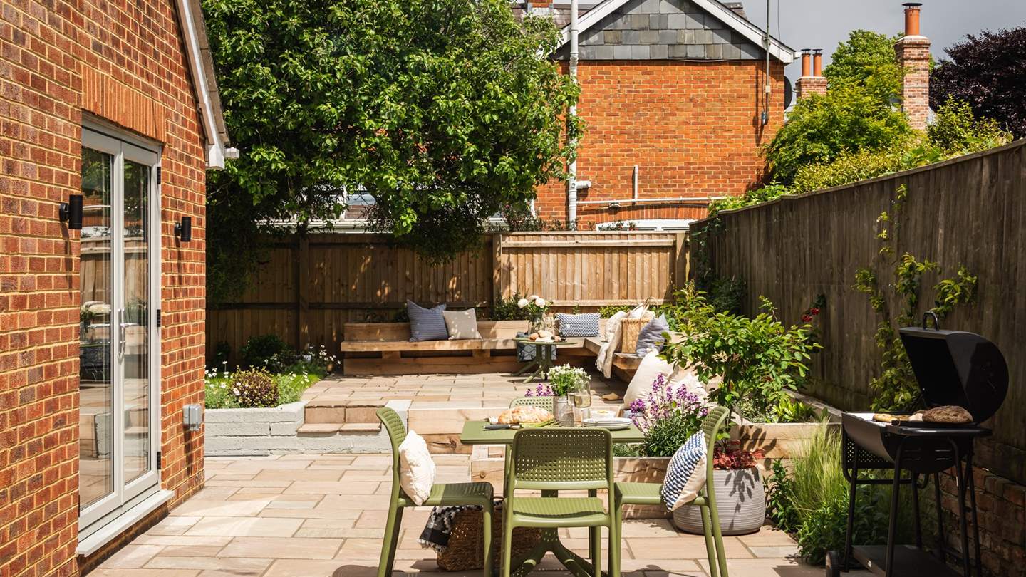 The outdoor table for delightful alfresco dining 