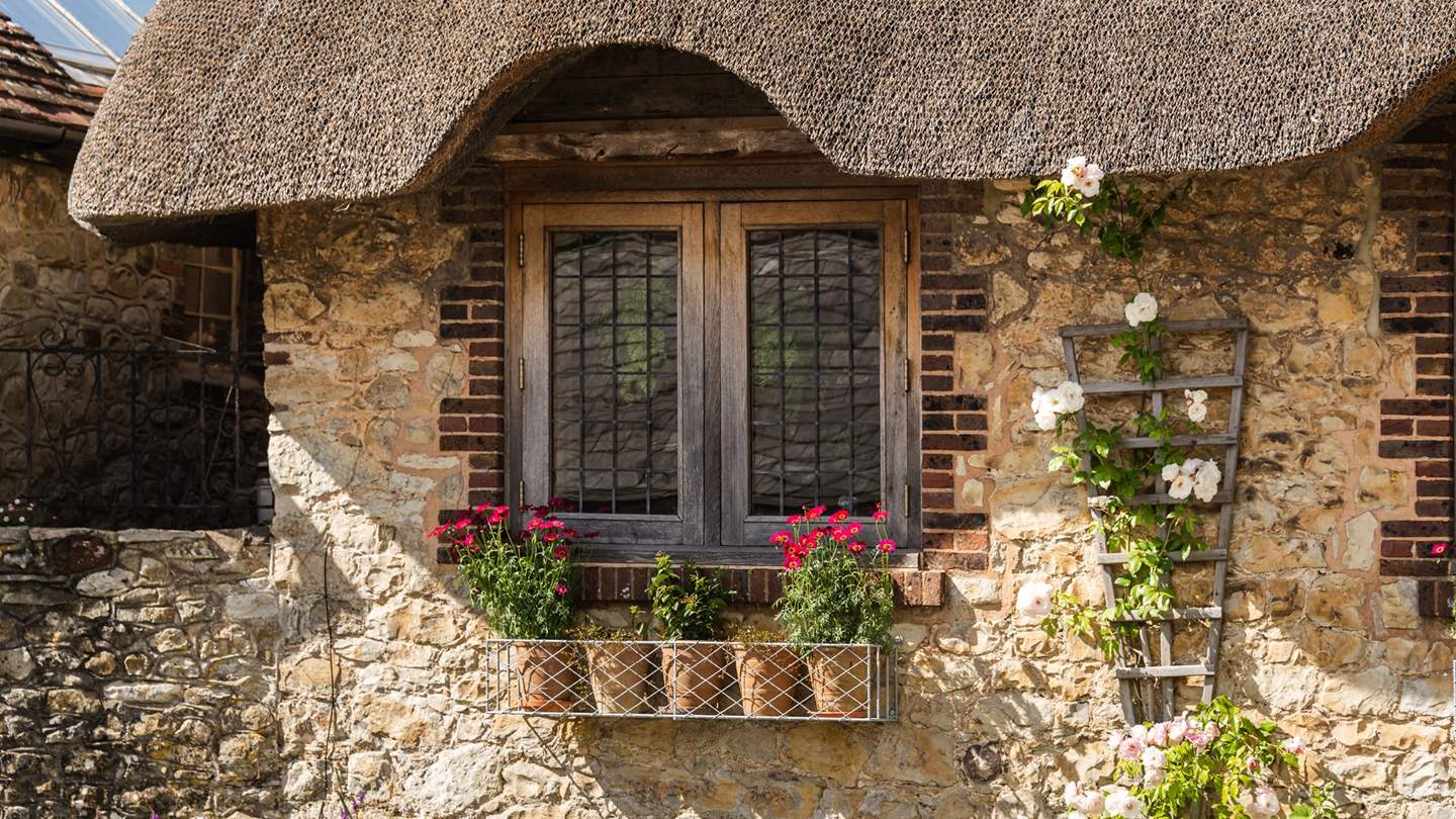 Olea, such an idyllic thatched cottage!