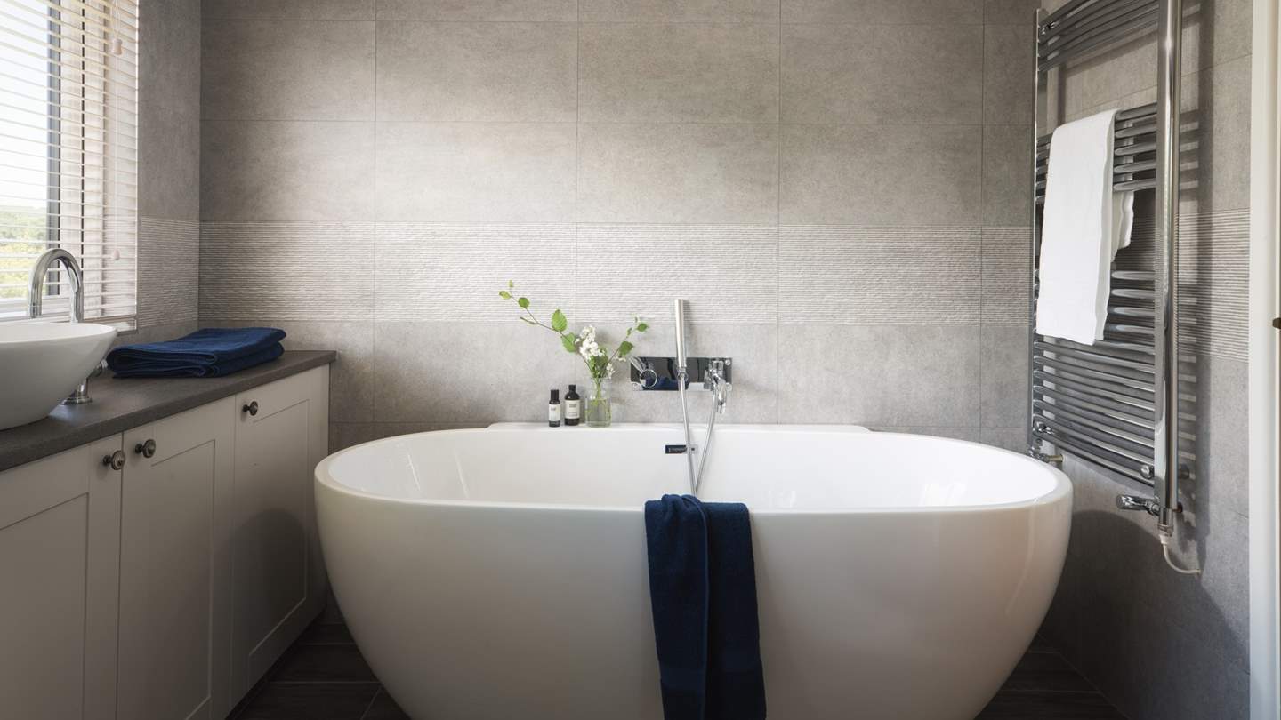 The en suite to the master bedroom, complete with bath tub for two...bliss!