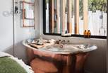 The sumptuous copper bath tub for two 