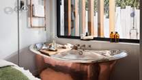 The sumptuous copper bath tub for two 