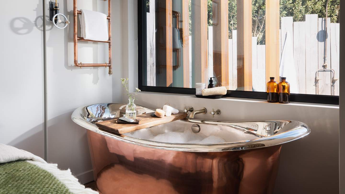 The sumptuous copper bath tub for two 