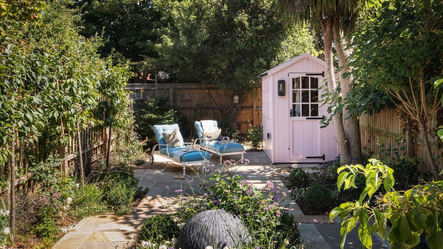 Blissful moments await in the lovely landscaped garden 