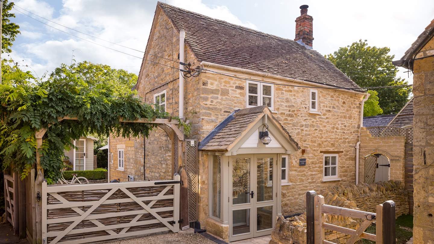 The charming entrance promises an unforgettable stay in the Cotswolds... 