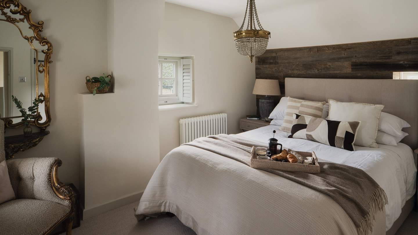 Traditional features and pared-back neutral tones promise endless country charm