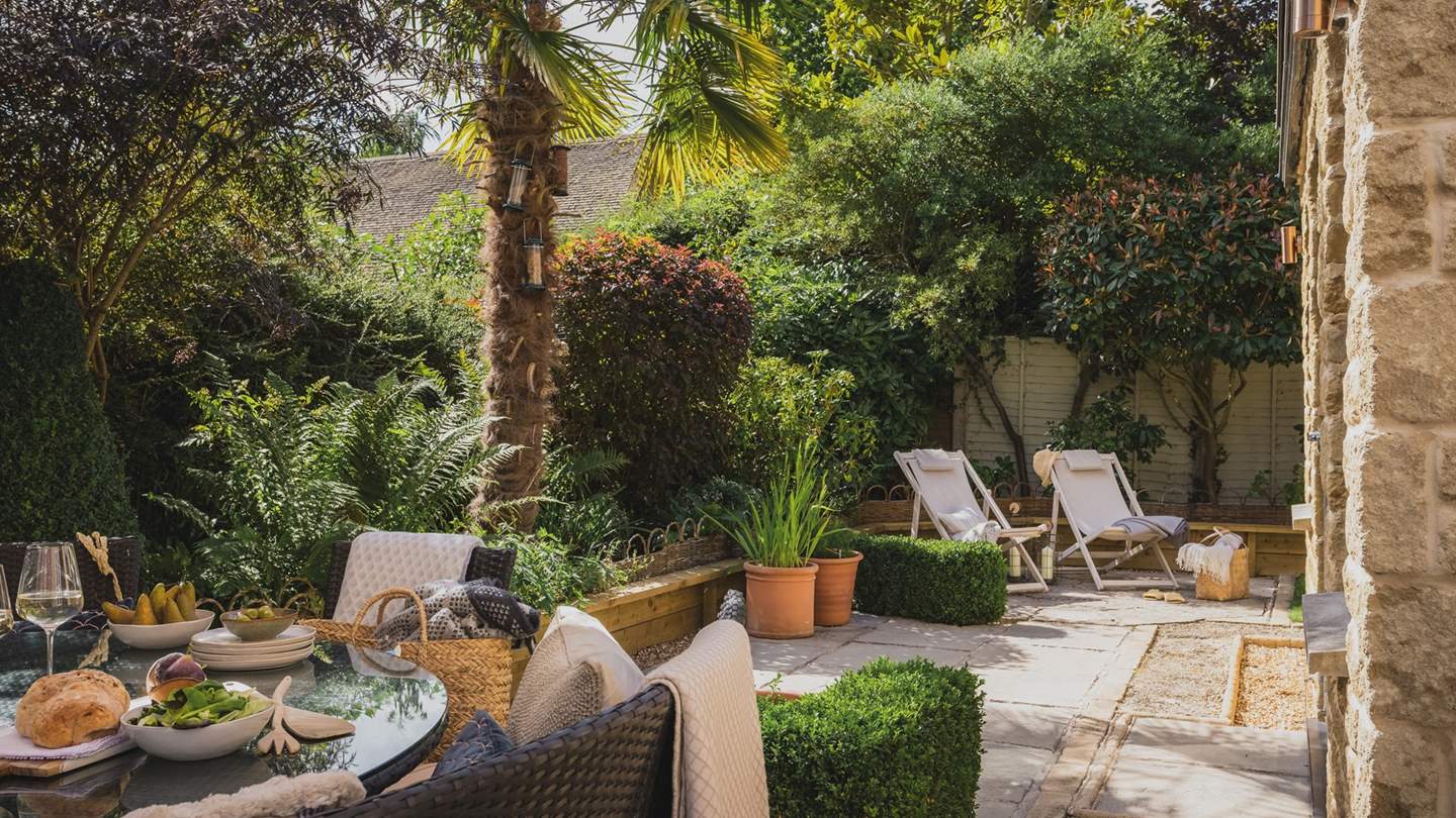 Step into the magical courtyard garden to uncover a wonderfully secluded space bordered by beautifully manicured greenery