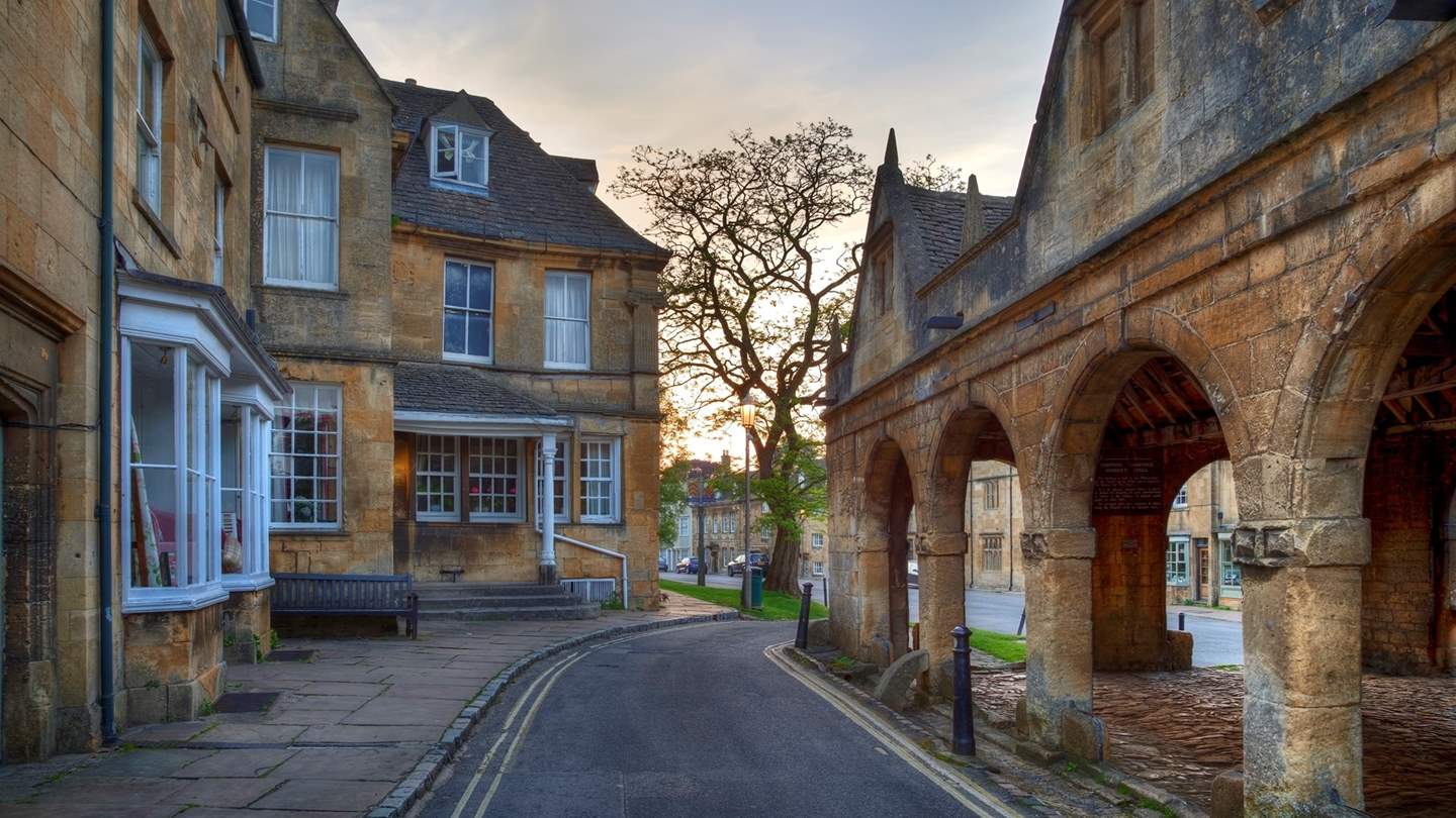 Renowned for its quintessential English charm, Chipping Campden is brimming with delicious eateries and interior shops 