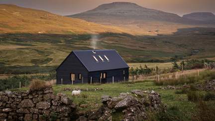Black Box Cabin - Isle of Skye, Sleeps 4 + cot in 2 Bedrooms