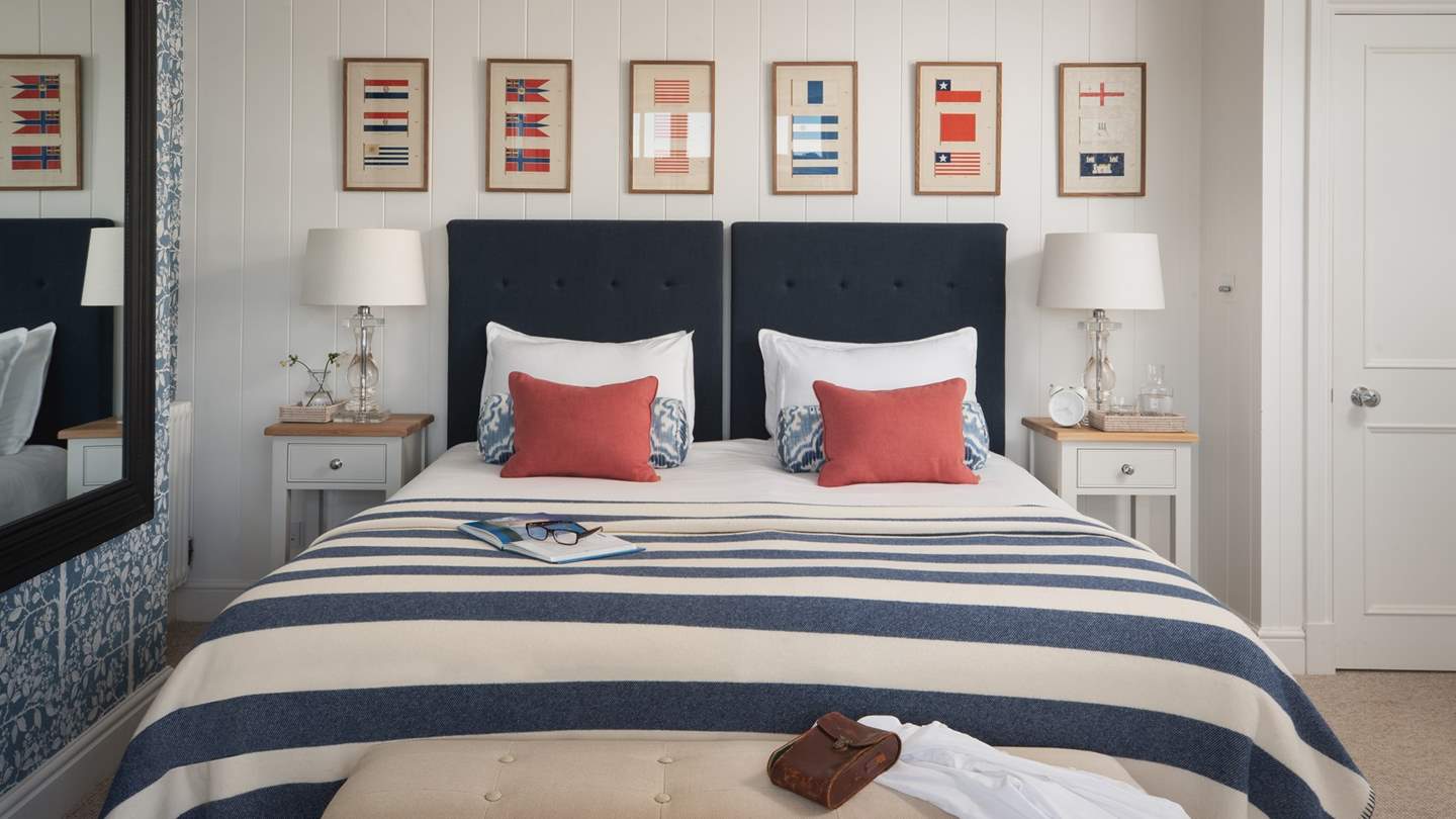This Sea View is dressed in blue shades that nod to the retreat’s coastal position