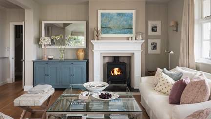 With tasteful, pared-back tones, this attractive space combines the contemporary and traditional 