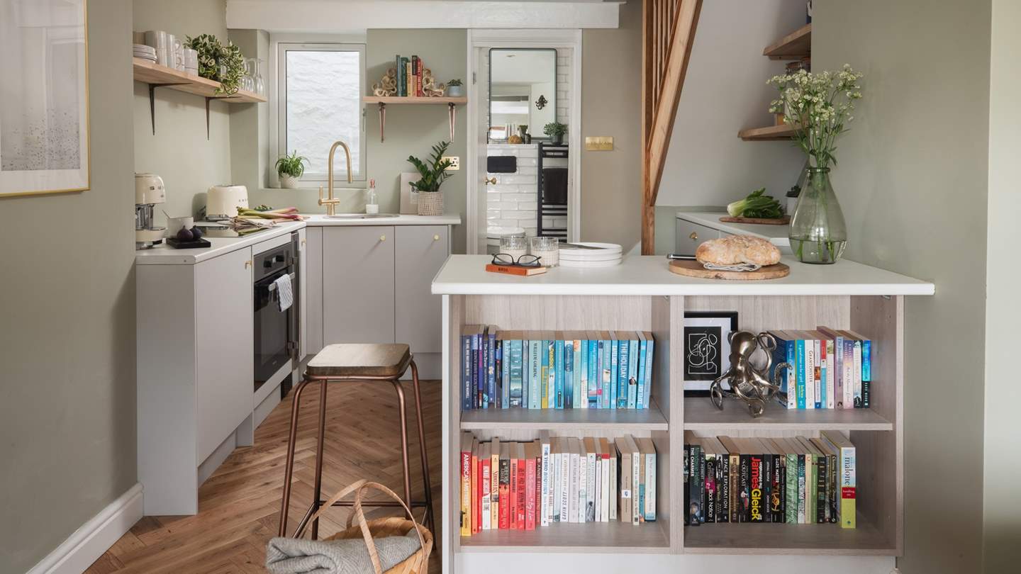 With creamy undertones and gold inflections, the kitchen is a delight 