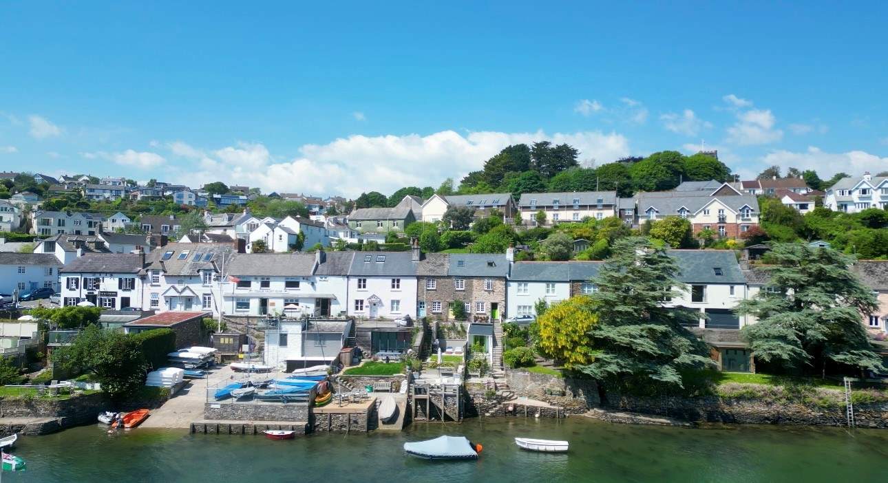 Hidden in the emerald depths of the South Hams, our Boutique haven perches on the riverside in the desirable village of Newton Ferrers. Capture credit @archie.the_beagle