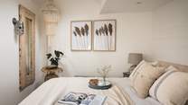 Dressed in oatmel and ecru tones, the bedroom is simply a dream... 