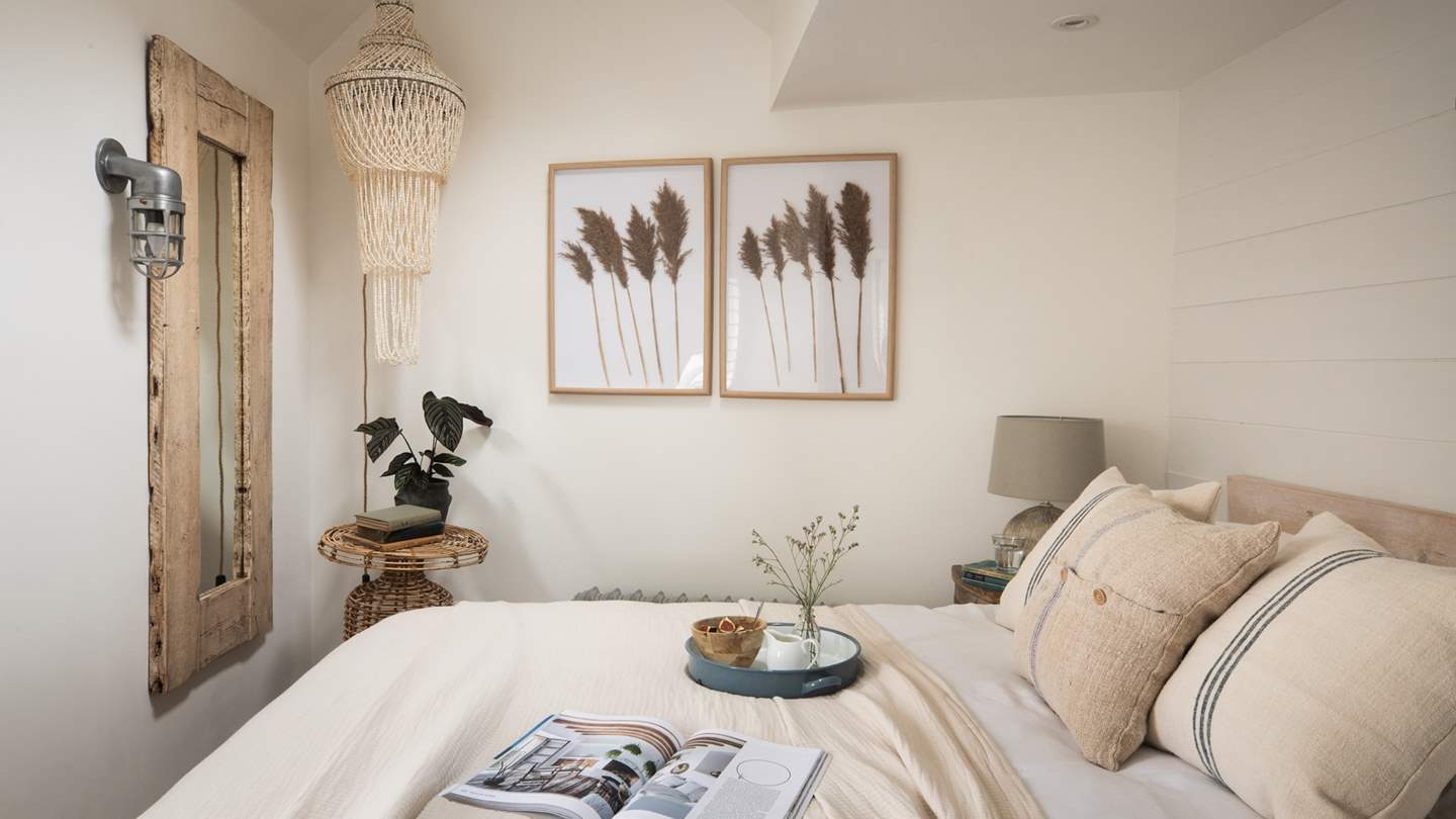 Dressed in oatmel and ecru tones, the bedroom is simply a dream... 