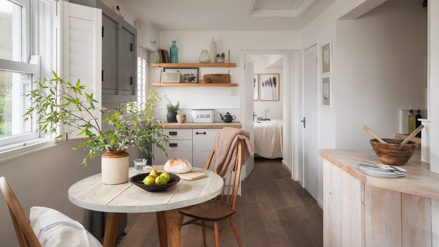 We just adore the two-toned dining table, just made for romantic candle-lit feasting... 