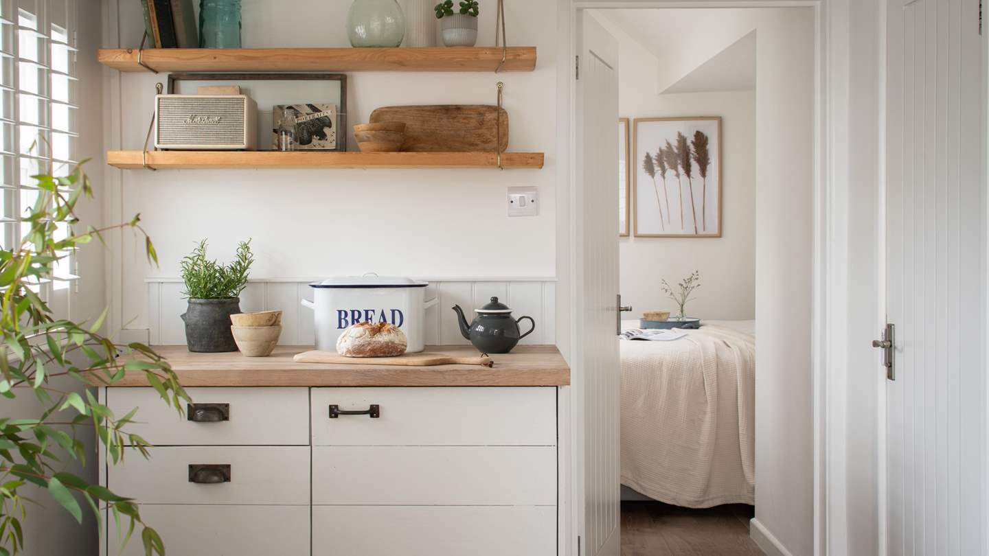 For entertainment, you’ll find a Marshall speaker along with a Smart TV, offering the perfect accompaniments for moments of escape and relaxation.