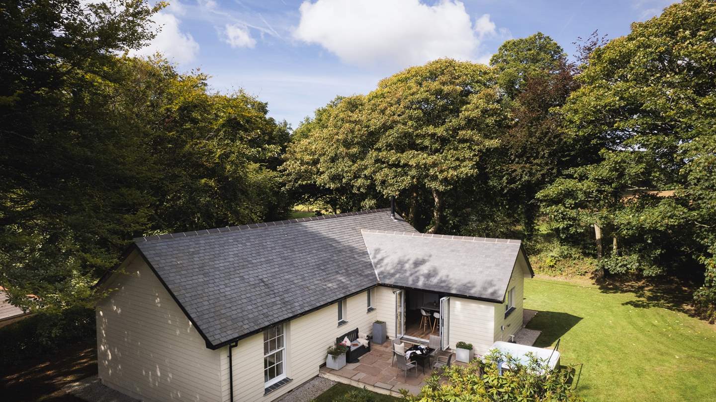 Uncover the tranquil garden space surrounding Linwood Lodge 