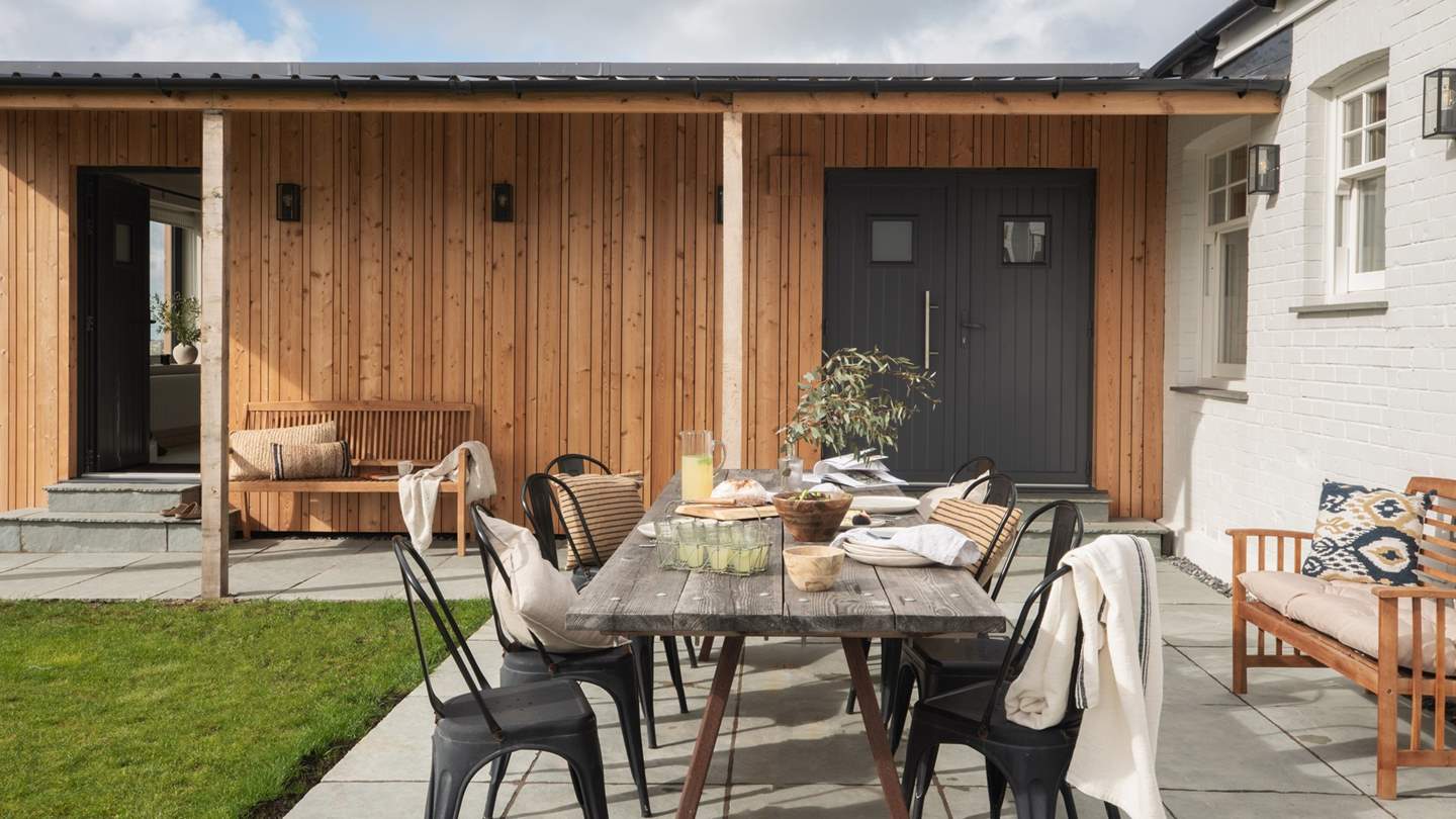 A pergola provides ample shade, or alternatively you'll find a table for eight made for savouring alfresco meals 