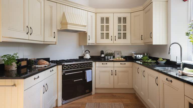 Zuri - Sleeps 8 + cot - Penrith