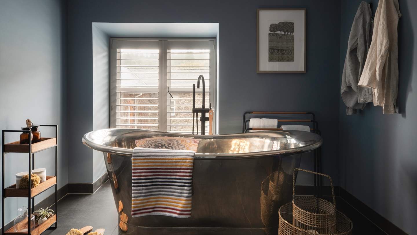 Bubble topped baths in the roll top copper bathtub are simply divine 