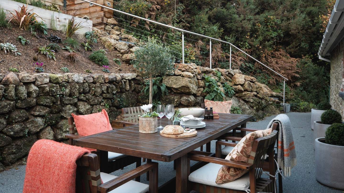 Enjoy alfesco dinners around the six-seater dining table