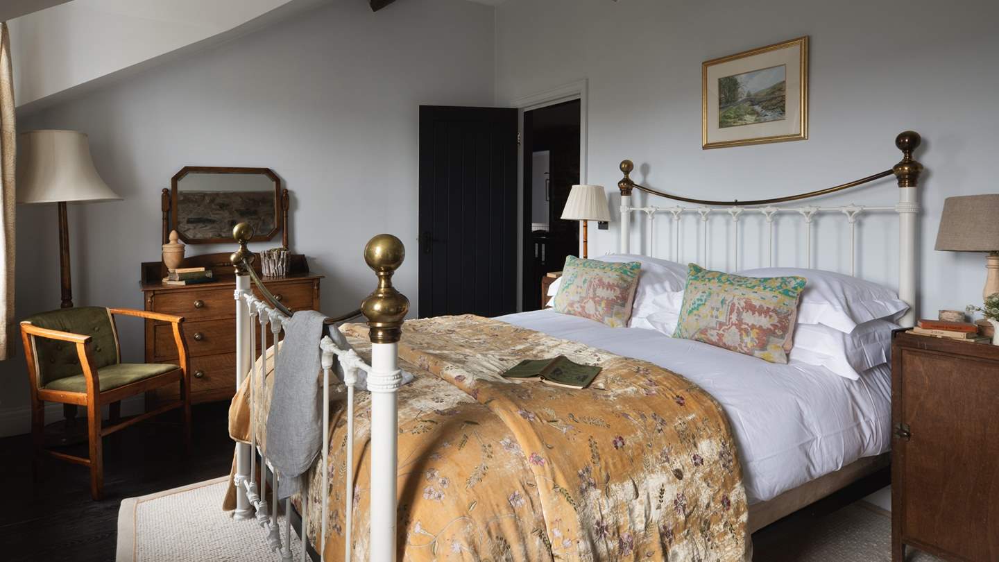 We adore the golden tones throughout this sumptuous space... 