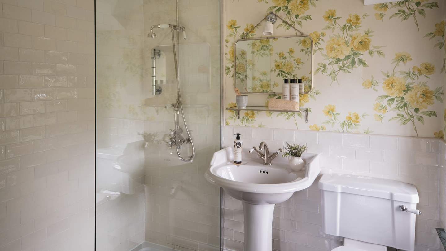 The elegant en suite has lovely yellow primrose wallpaper...