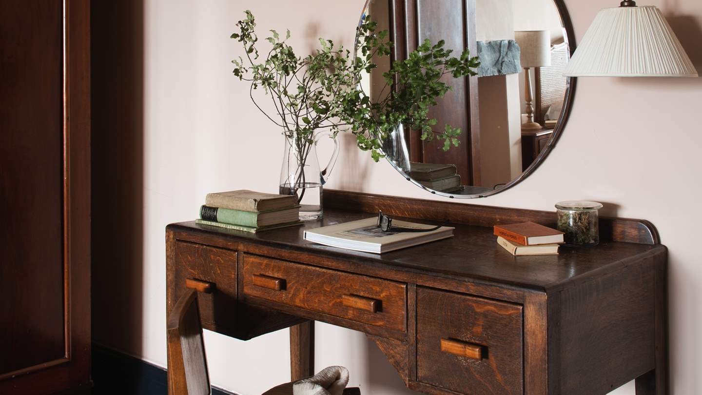 We just adore the gorgeous vintage vanity unit