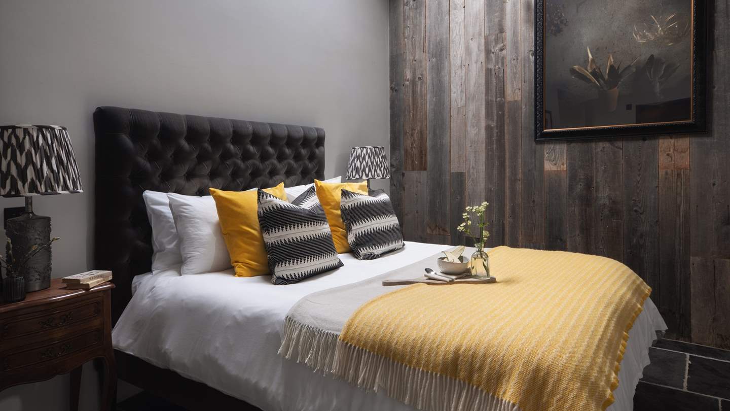 The sumptuous king-sized bed takes centre stage, adorned in cloud-like linens, velvety cushions, and soft throws