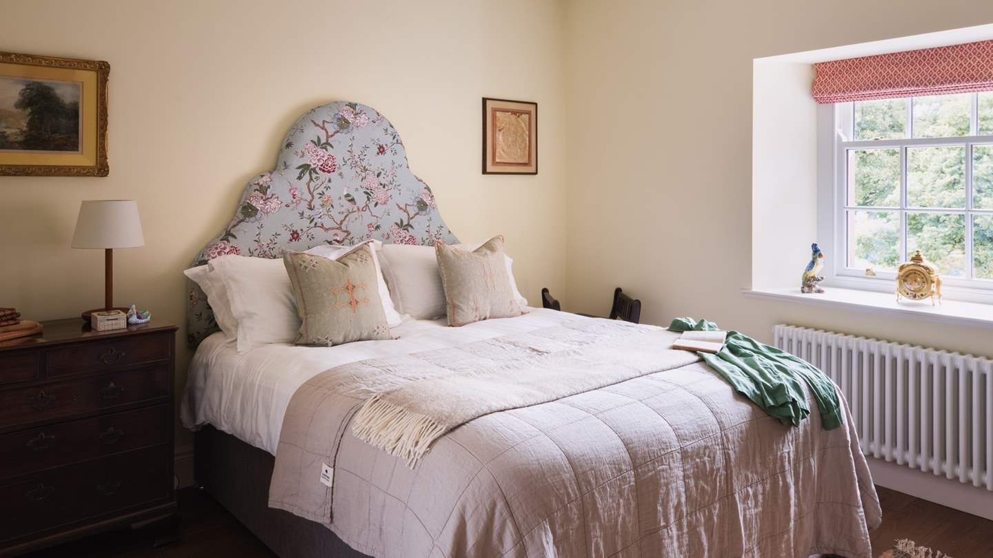 A picturesque retreat, it has a king-size bed with an Oriental Bird Signature headboard by GP & J Baker 
