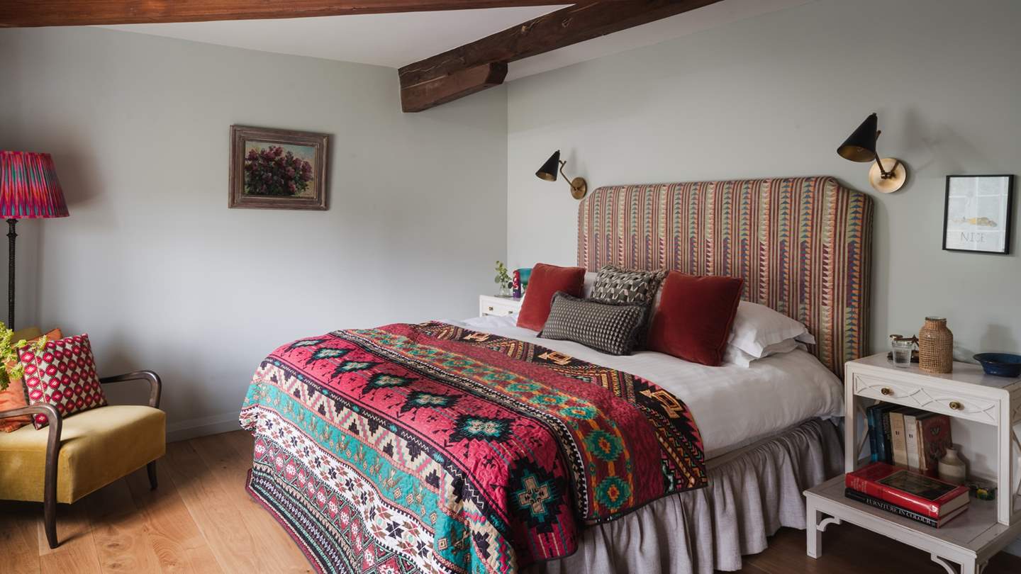 A vibrant haven for nights of rejuvenating slumber, Eden Hall’s fourth bedroom blends rich colours with natural wood tone