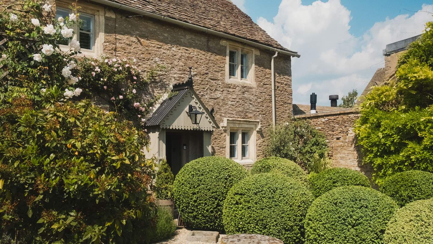 A fairy-tale front garden with perfectly manicured shrubs and pretty blooms awaits you...