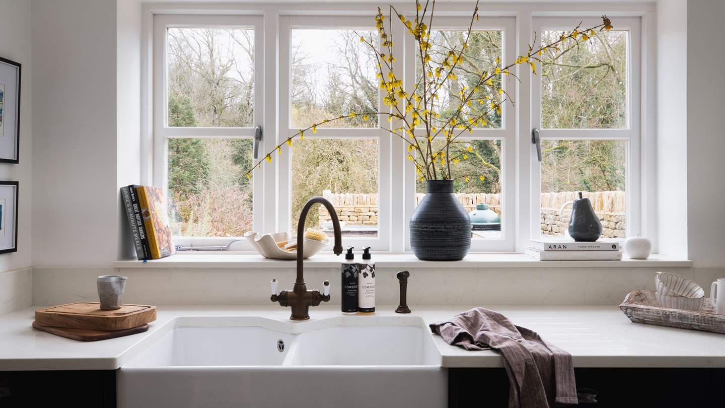 Deliciously inviting, the modern kitchen with underfloor heating sets the scene for languid brunches and atmospheric dinners together