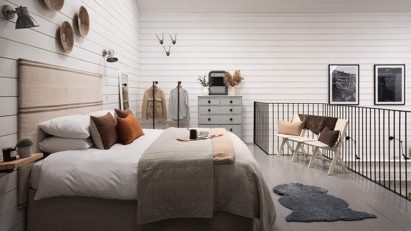 Balancing a minimalist design and earthy flourishes, this heavenly bedroom promises moments of pure relaxation... 