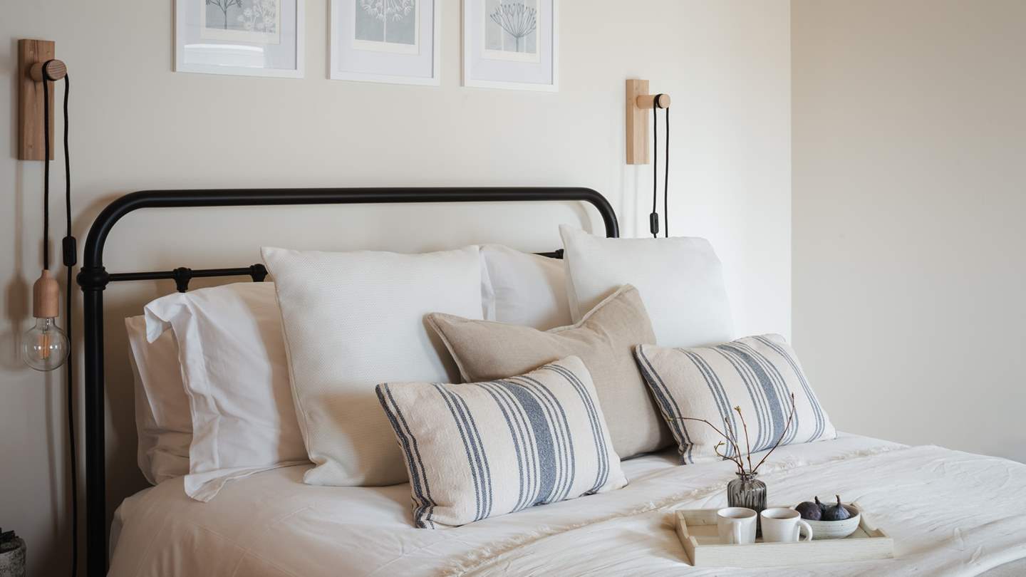 Total tranquillity awaits in the calming hues of Hebaska’s delightful bedroom...