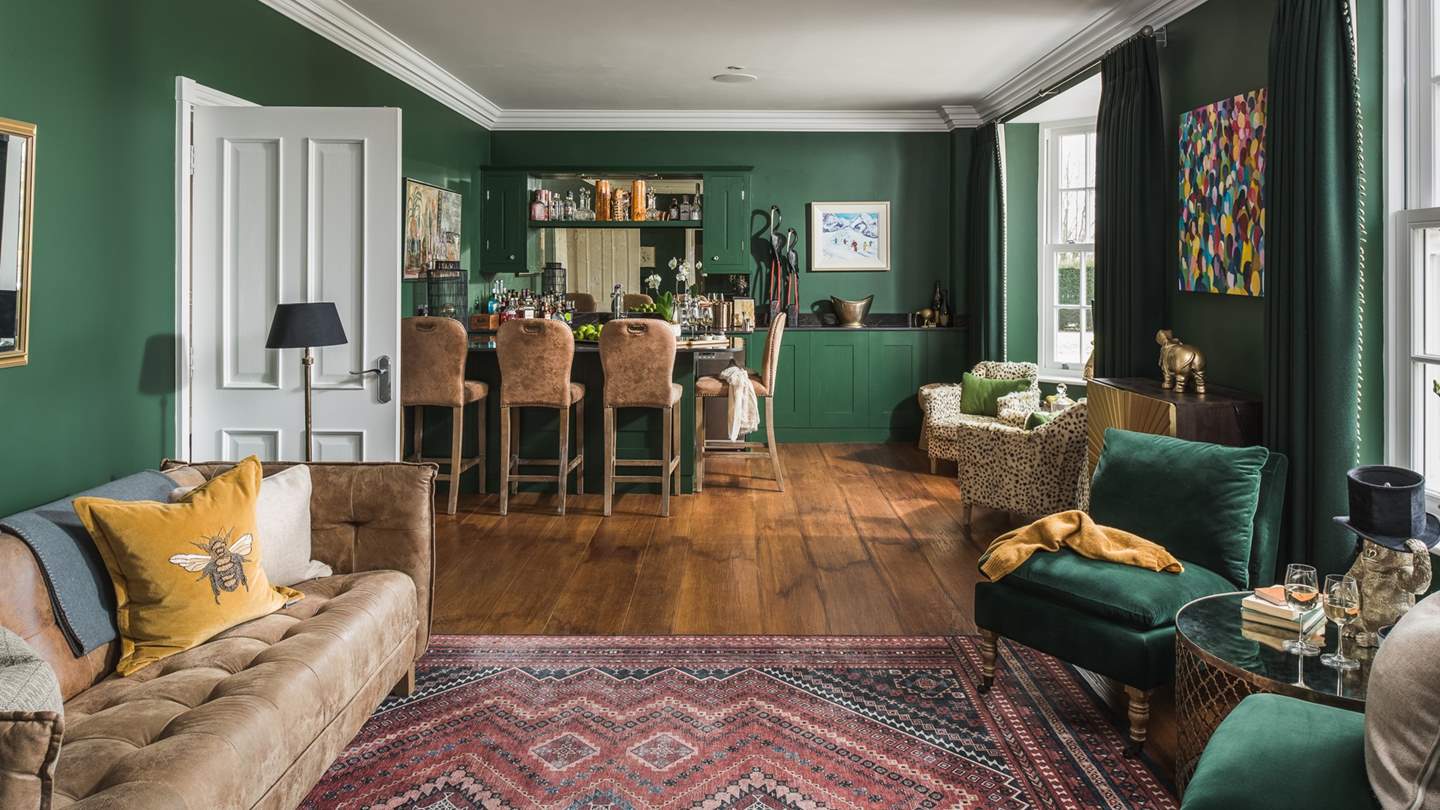 Next door, a bar room is located off the dining room, idyllic for pre-dinner aperitifs