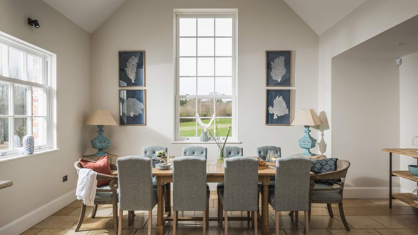 For a touch of ceremony, come together around the kitchen’s ten-seater dining table for moments worth savouring
