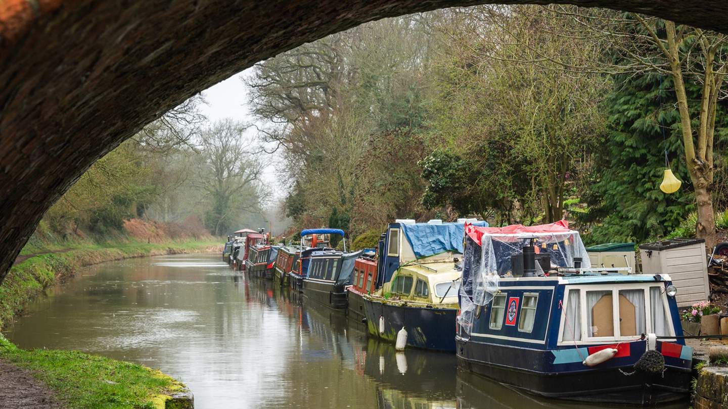 Only 2 miles from Pewsey and 8 miles from Marlborough, it is just a short drive from a wide array of delectable eateries and independent shops that you can peruse at your own pace