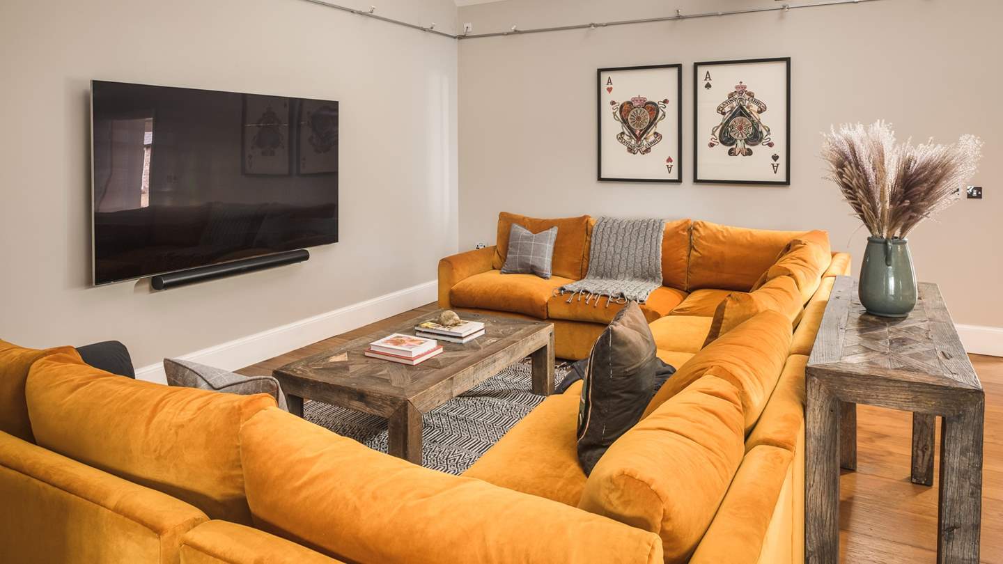 Making it all the more inviting is an adjoining cinema area with surround sound, where a nine-seater, U-shaped Loaf sofa resides in front of a large TV for those magical movie nights