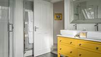 This bedroom’s gorgeous en suite in sunny yellow