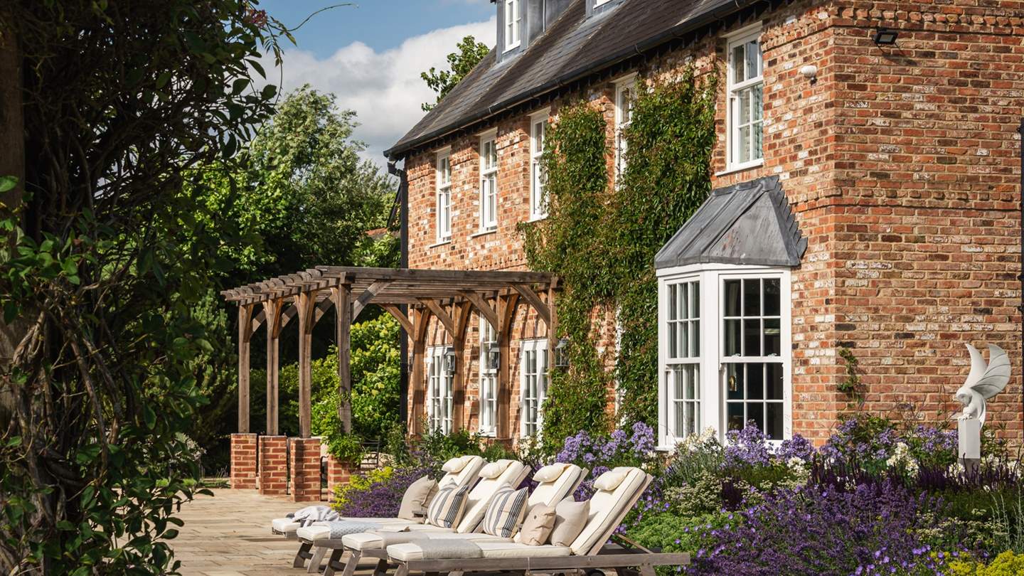 Surrounded by 4.5 acres of parkland garden, this space offers entertaining areas and quiet corners to suit every mood