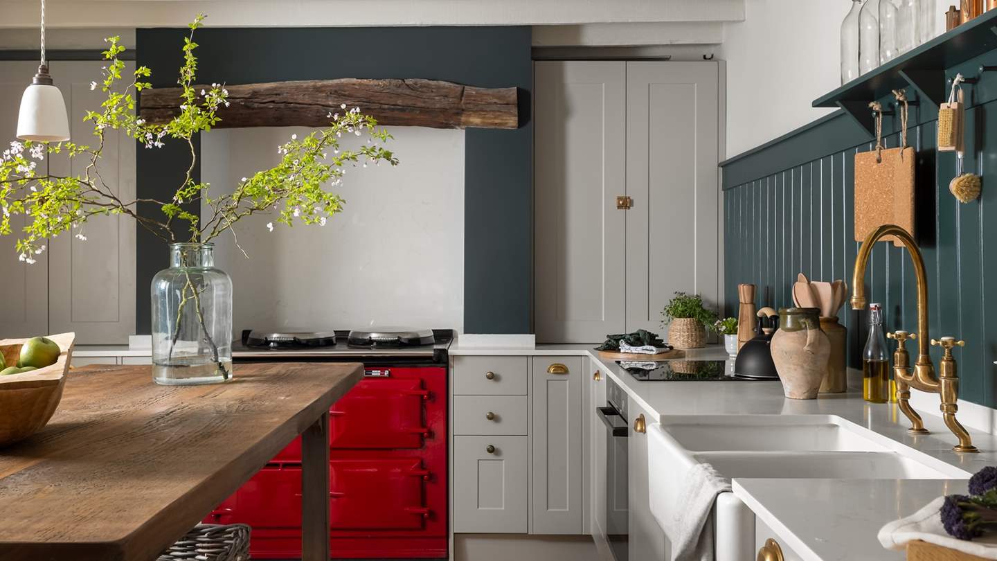 Rustle up decadent banquets for loved ones in our exquisite Cotswolds escape