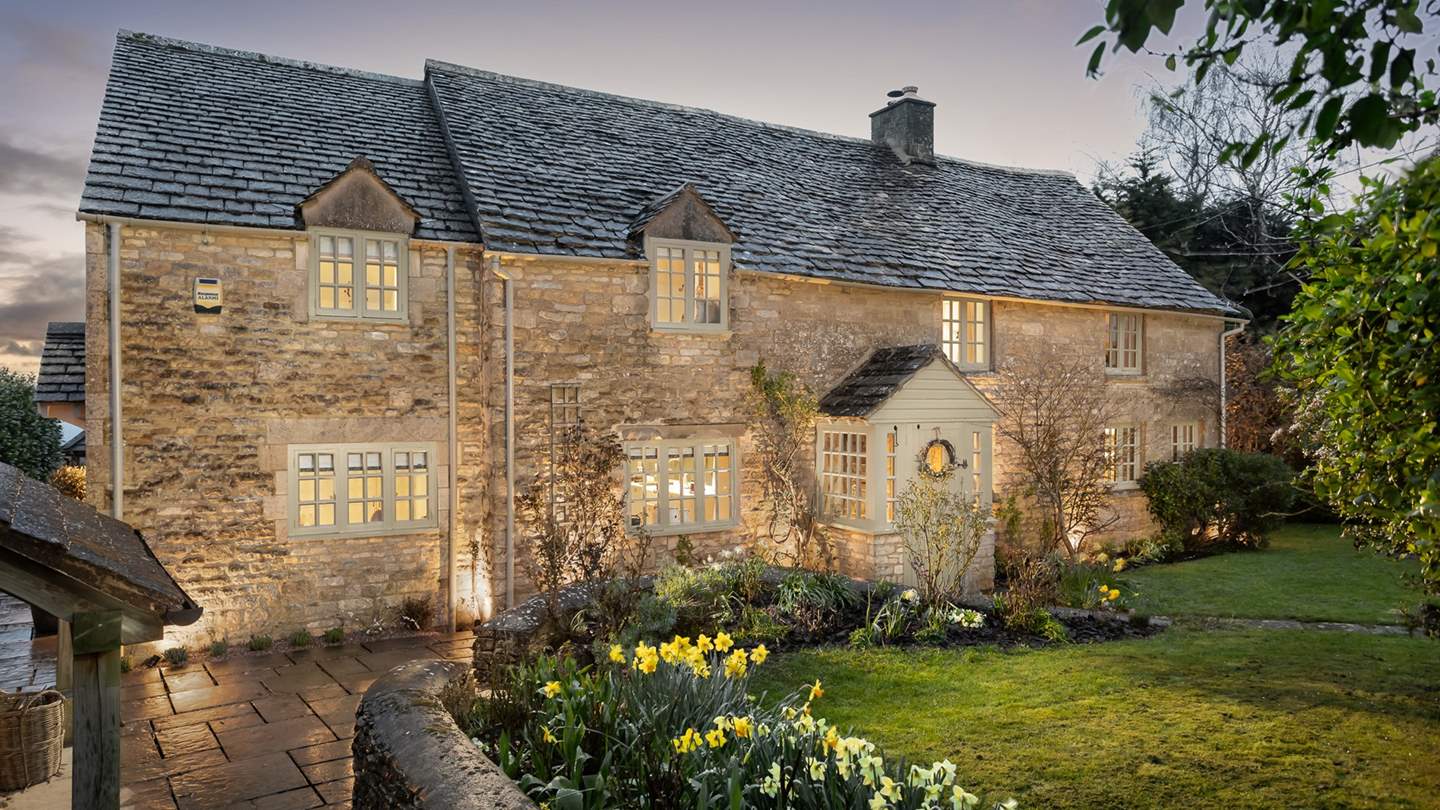 Seek an escape brimming with quintessential Cotswolds charm at our heavenly cottage, Honeysuckle