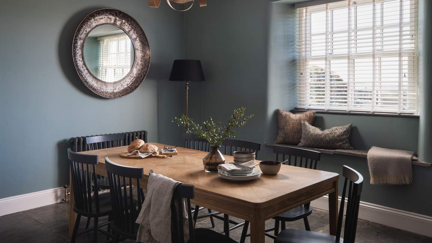 For aromatic evening meals, take a seat at the family-sized dining table with space for all eight