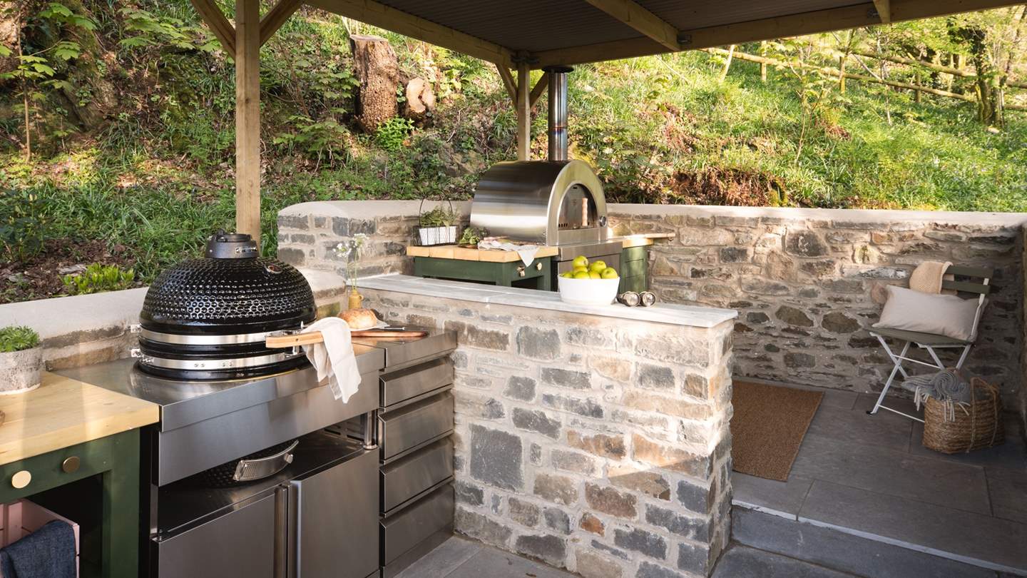 With everything you could need, it is served by a Kamado BBQ, wood-fired pizza oven, worktop and storage area