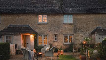 Clover  - 7.8 miles E of Cirencester, Sleeps 3 + cot in 2 Bedrooms