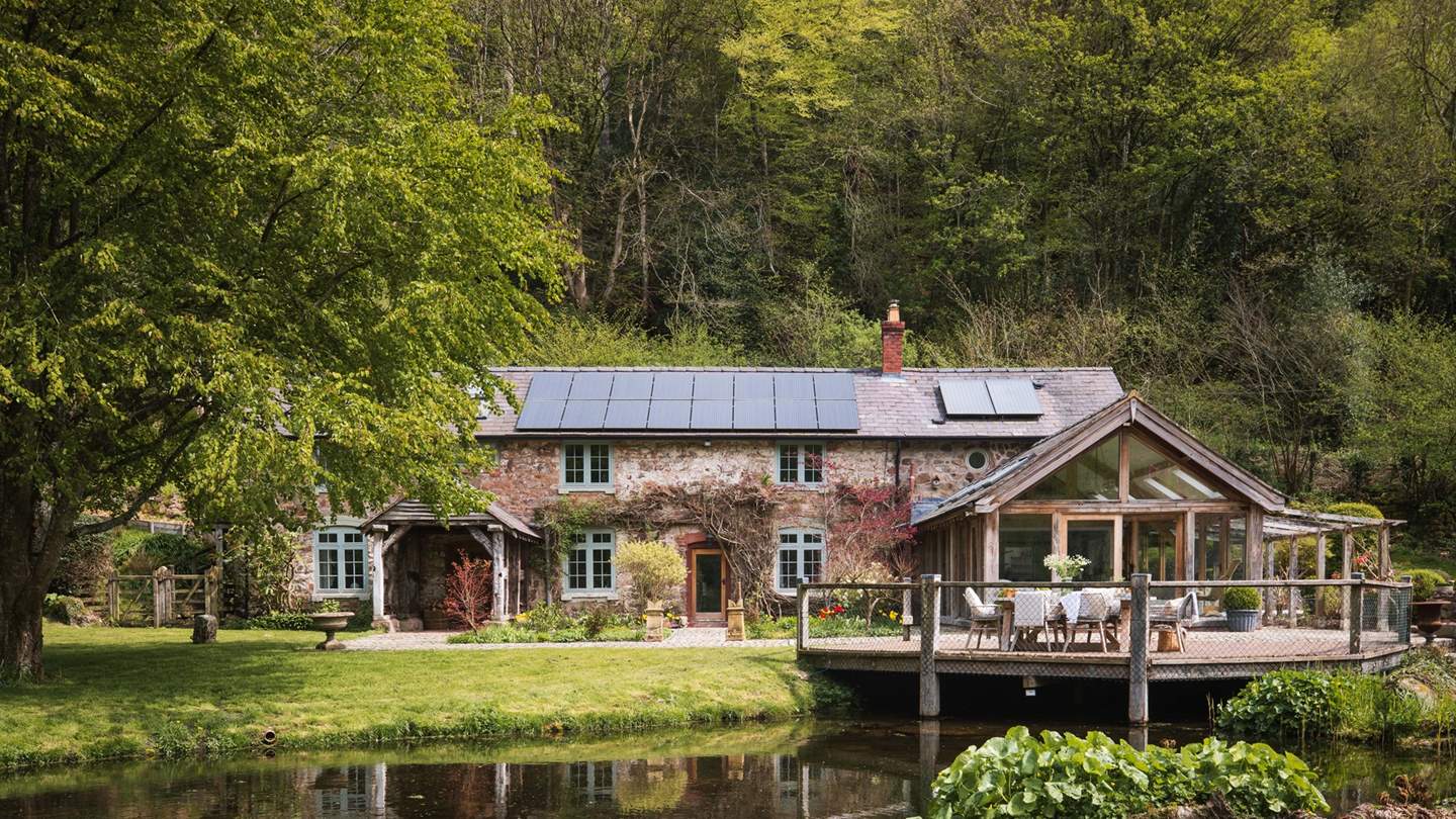 Towards the water’s edge, an expansive terrace on stilts resides with a stylish concrete resin dining table for eight 